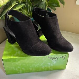 Adam Tucker 8 1/2 black Suede  slides